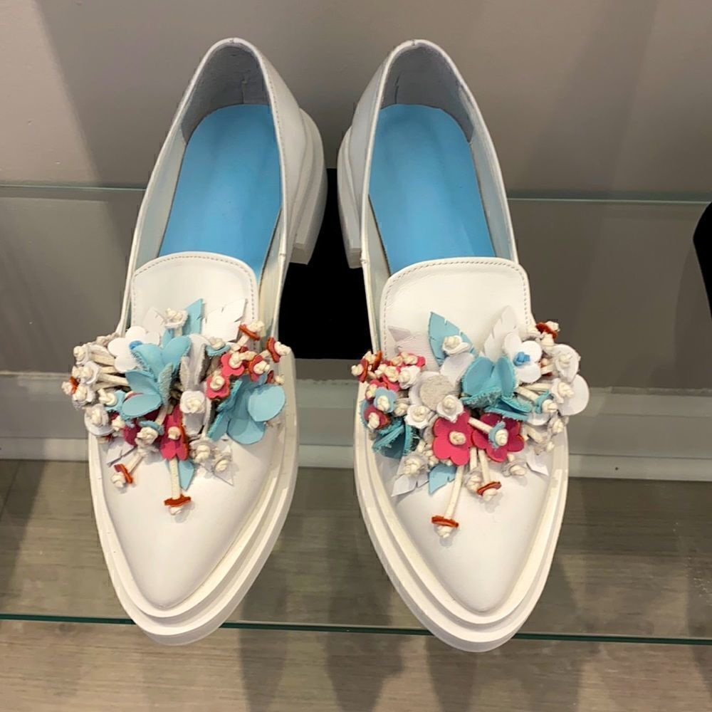 White Leather shoes with handmade flowers